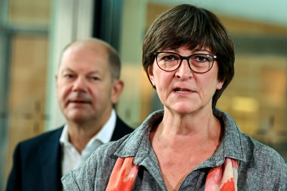 Bundesfinanzminister Olaf Scholz (62, links) und SPD-Chefin Saskia Esken (59).