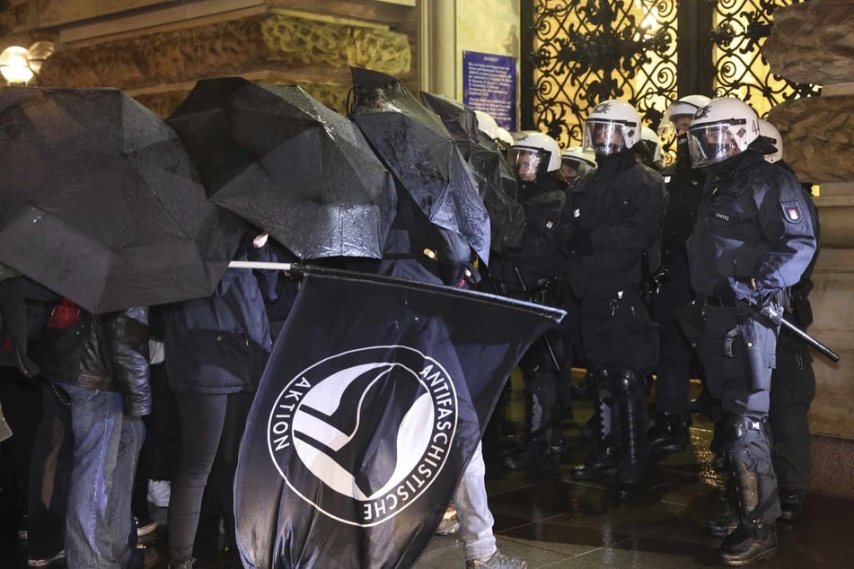 Die Polizei musste die Demonstranten vor dem Eingang zum Hamburger Rathaus zurückdrängen.