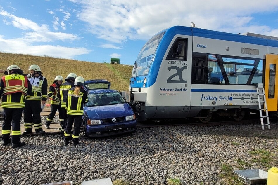 Dramatische Bilder, aber zum Glück nur eine Übung: Auf dem Gelände der Freiberger Eisenbahngesellschaft (FEG) probten Feuerwehr und Rettungskräfte für den Ernstfall.