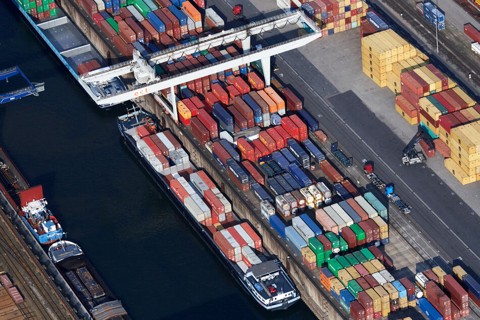 Schiffe werden im Duisburger Containerhafen beladen.