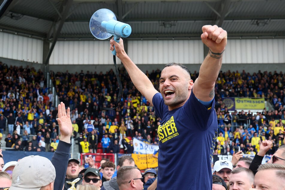 Lok Leipzigs Kapitän Djamal Ziane (33) beklagte, dass er noch nie so eine lasche Pokalfeier erlebt habe. Doch das Team musste sich für das kommende Spiel beherrschen.