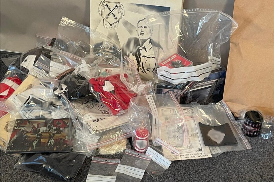 Die Polizei fand in der Wohnung des rechtsextremen Paares Drogen und mehrere verfassungswidrige Gegenstände.