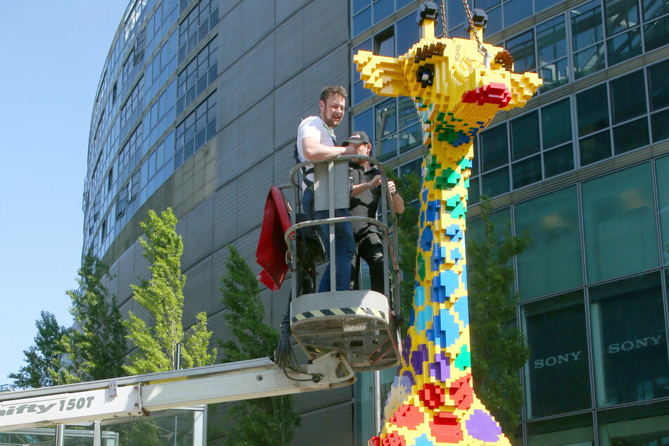 Zum 15. Geburtstag des Legoland Discovery Centres ziert eine neue Giraffe die Potsdamer Straße.