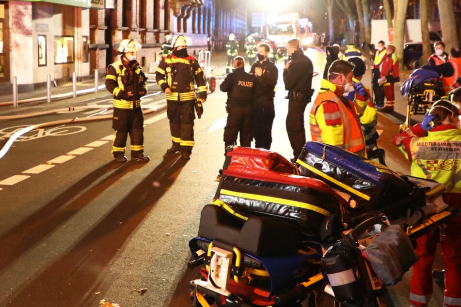 Das Foto zeigt Einsatzkräfte von Feuerwehr, Polizei und Rettungsdienst in Wiesbaden.