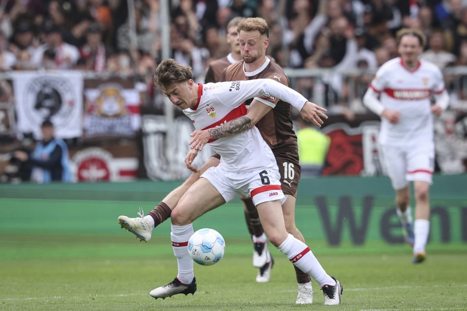 Der FC St. Pauli und der VfB Stuttgart lieferten sich eine intensive Partie. Hier im Zweikampf Angelo Stiller (24, v.) und Carlo Boukhalfa (26).
