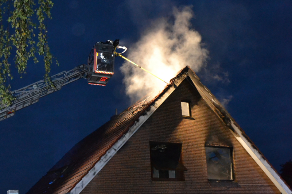 Am frühen Freitagmorgen hat der Dachstuhl eines Einfamilienhauses in Bremervörde gebrannt. Zwei Bewohner wurden bei dem Brand verletzt.