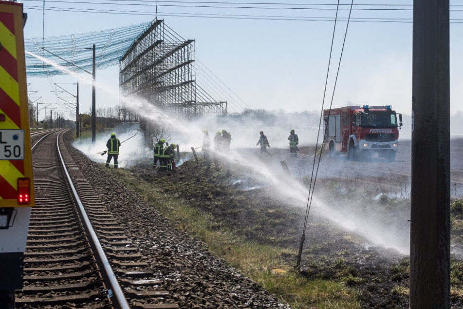 Defekter Güterwaggon setzt Bahnstrecke in Brand