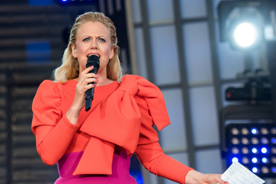 Barbara Schöneberger, Moderatorin, steht beim Public Viewing zum Eurovision Song Contest (ESC) 2019 auf dem Spielbudenplatz auf der Bühne. (Archivbild)