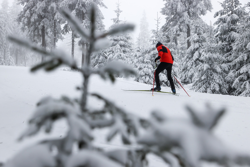 Auf dem Fichtelberg ist es bereits schon weihnachtlich weiß. In der Nacht zu Sonntag soll der Schnee nun auch in weiteren Teilen Sachsens fallen.