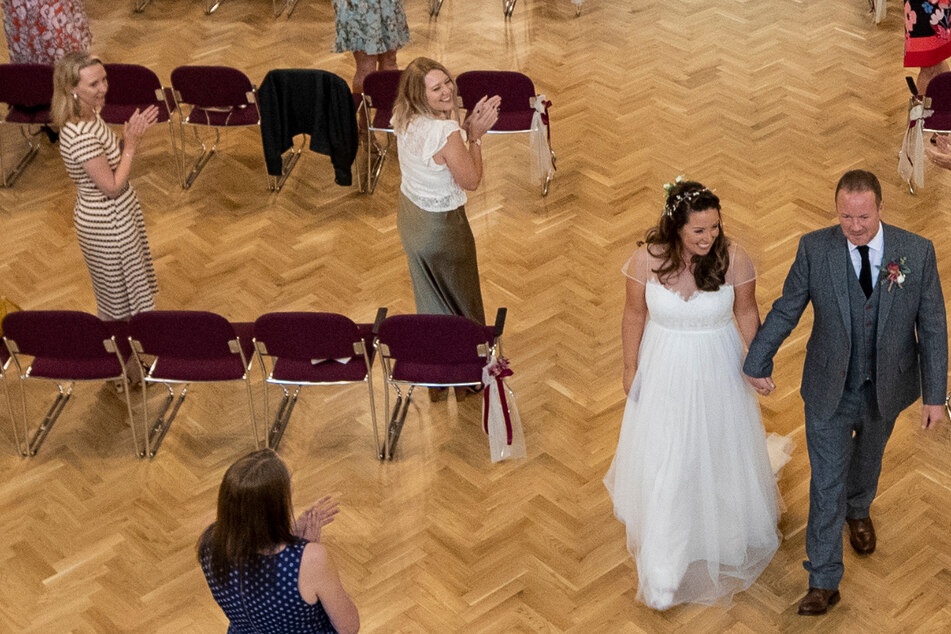 Corona-Wahnsinn! Mehr als 30 Gäste bei Hochzeit erlaubt, tanzen verboten