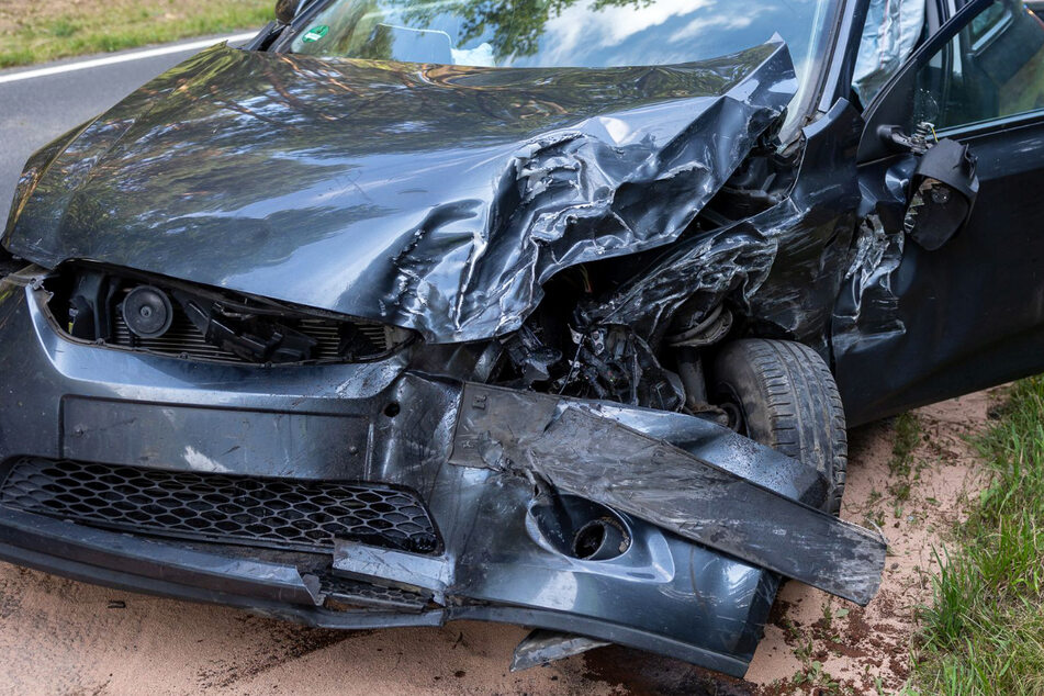 Der Fahrer des Kias setzte laut Polizei zu einem Überholmanöver an und krachte dabei in ein entgegenkommendes Auto.