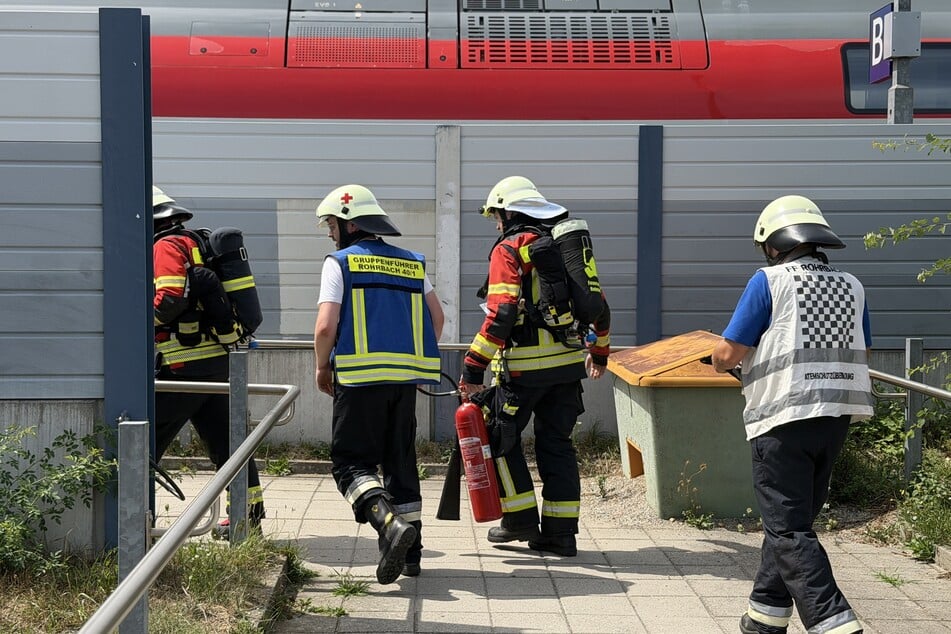 Die Feuerwehr kontrollierte den Regionalzug am Bahnhof in Rohrbach.