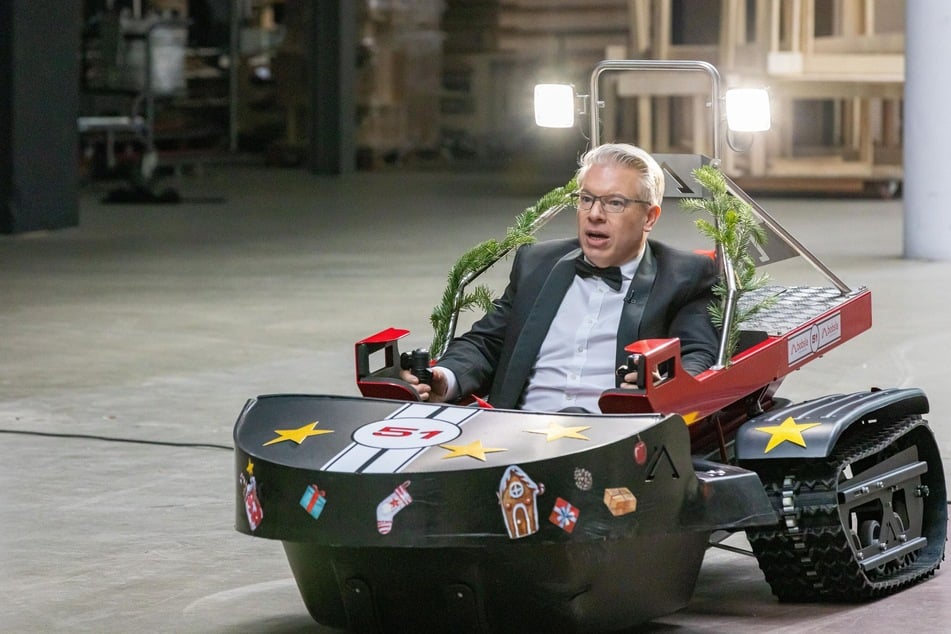 Investor Frank Thelen (50) besteht im Weihnachtsspecial der VOX-Show auf einer Probefahrt - und baut prompt einen heftigen Unfall.