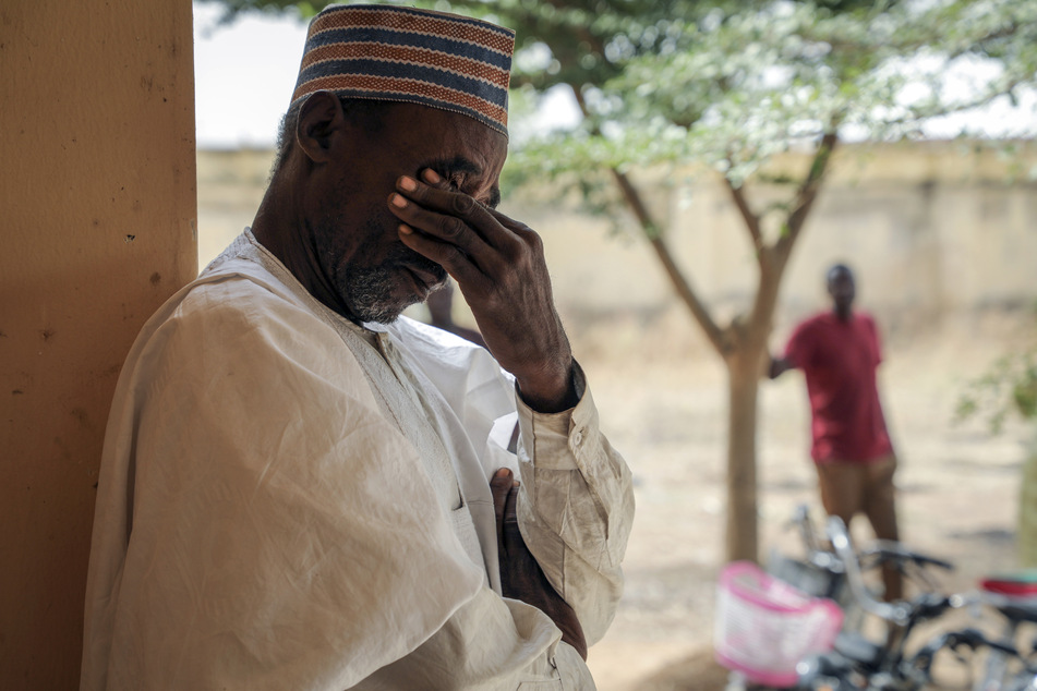 Aliyu Ladan Jangebe, dessen vier Töchter unter den Hunderten von Schulkindern sind, die am 26. Februar verschleppt worden sind, wartete auch am Sonntag auf Neuigkeiten.