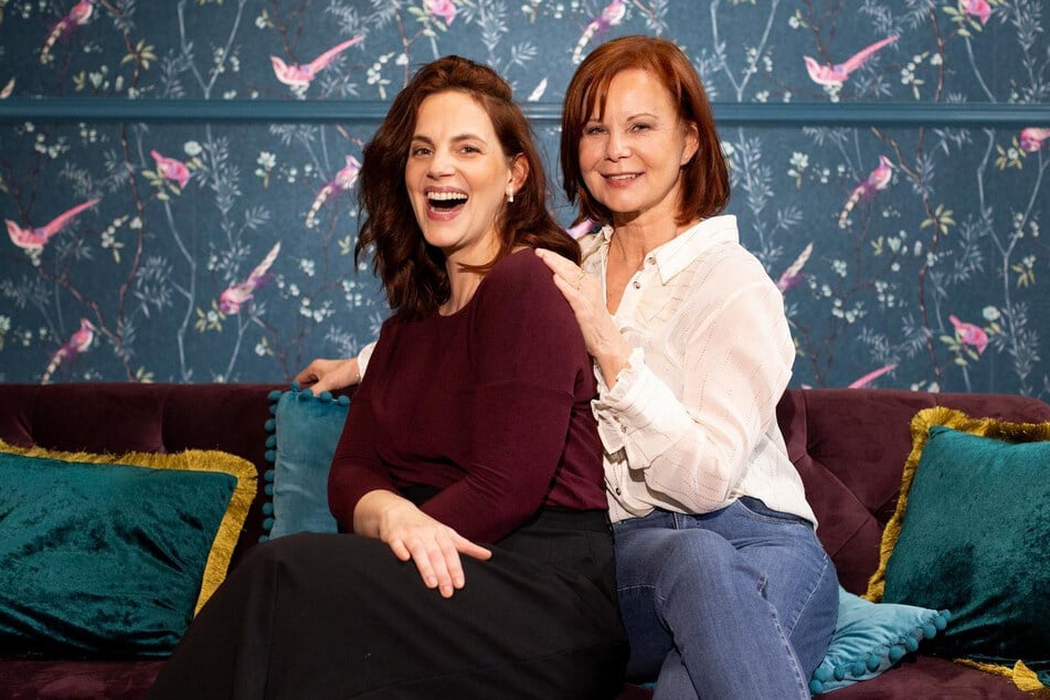 Petra Blossey (69, r.) und Marie Zielcke (47) werden das Geschehen bei "Unter uns" ganz schön auf den Kopf stellen.