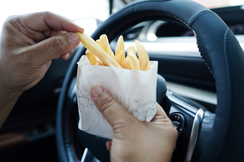 Fritten am Steuer, das wird teuer? Der Polizeieinsatz konnte mit einem Lächeln – und mahnenden Worten – schnell wieder beendet werden. (Symbolbild)