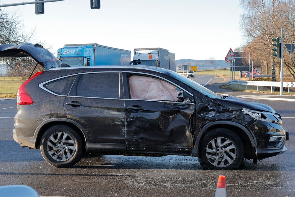 Dieser Honda stieß am Montag im Wolkensteiner Ortsteil Heinzebank mit einem Lkw zusammen. Am Auto entstand ein Totalschaden.