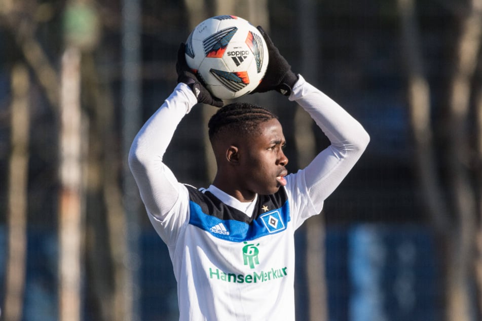 HSV-Talent Saido Balde (14) brach an der Seitenlinie zusammen.