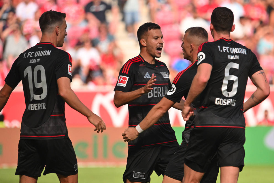 Union Berlin bejubelt das 1:1 durch Laszlo Benes (2.v.l.)