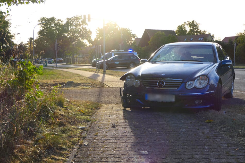 Der Mercedes soll ihn von hinten erfasst haben.