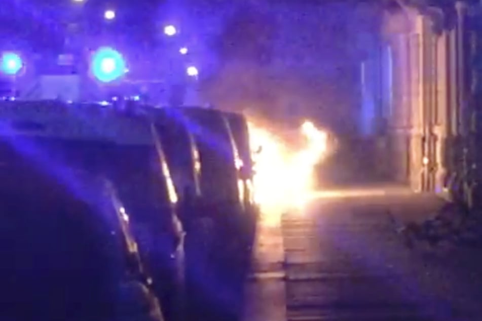 Diese Fotoaufnahmen zeigen, wie die Flammen einer brennenden Mülltonne im Bischofsweg auf einen parkenden VW Golf übergreifen.