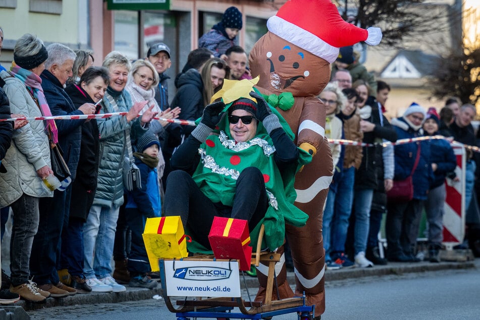 Mit Geschenkschuhen ließ sich ein Weihnachtsbaum vom Lebkuchenmann den Berg hochschieben.