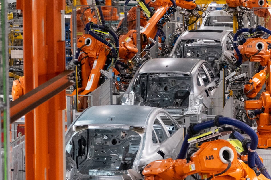 Die Exporte der Autoindustrie und -zulieferer gingen um drei bis fünf Prozent zurück, die Maschinenausfuhren um rund drei Prozent. (Symbolbild)