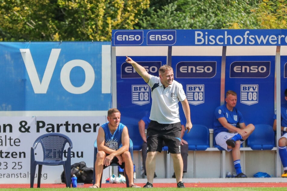 BFV-Trainer Erik Schmidt (2.v.l.) muss derzeit nichts dirigieren. Seine Mannschaft muss zum zweiten Mal in Folge coronabedingt pausieren.