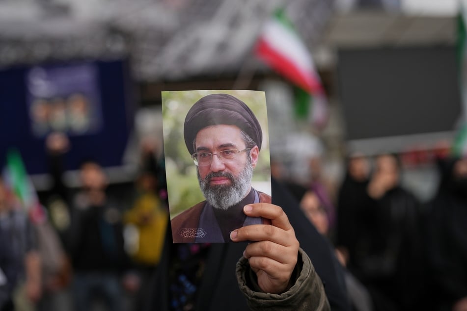 Ein Bild des iranischen Staatsoberhaupts Modschtaba Chamenei (56). (Archivbild)