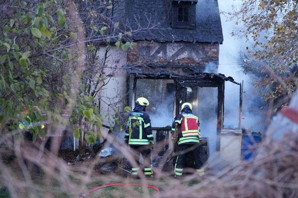 Am Samstagnachmittag wurde die Feuerwehr zu einem Laubenbrand in Leipzig gerufen.