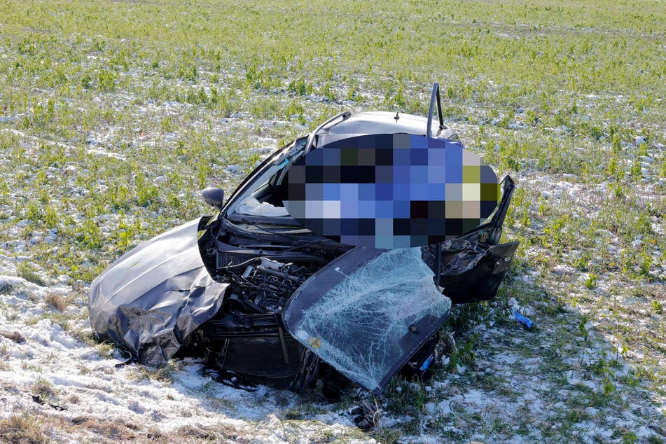 Der Škoda wurde auf ein Feld geschleudert und völlig zerstört. Der Fahrer starb bei dem tragischen Unfall.