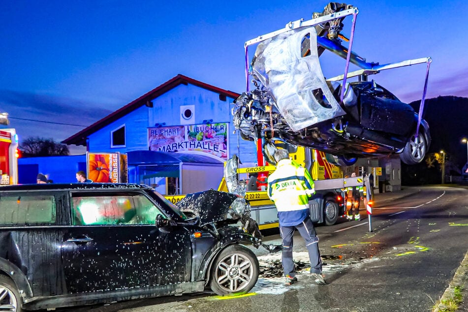 Beide Fahrzeuge mussten danach abgeschleppt werden.
