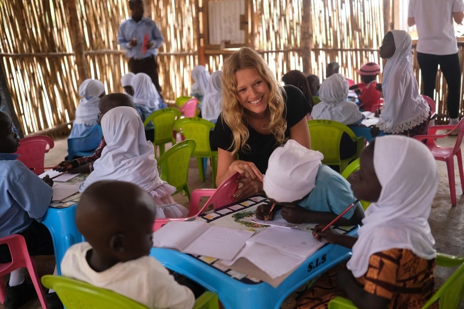 La top model Toni Garrn (33) viajó a Uganda (África) como patrocinadora del proyecto de la "Fundación RTL – Ayudamos a los Niños e.V.".