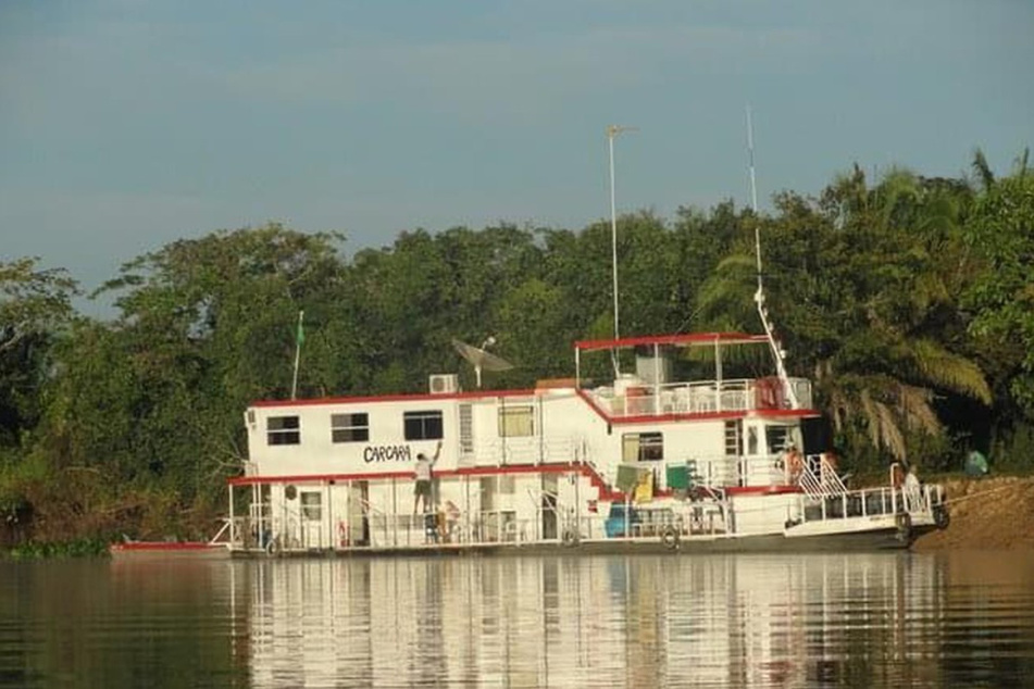 Das Hotelschiff war zunächst auf einem Fluss unterwegs. Als heftige Unwetter aufzogen, kam es zum Unglück, das Boot sank.