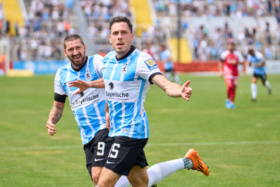 Marcel Bär (r.) feiert nach seinem Treffer mit Sturmpartner Sascha Mölders.