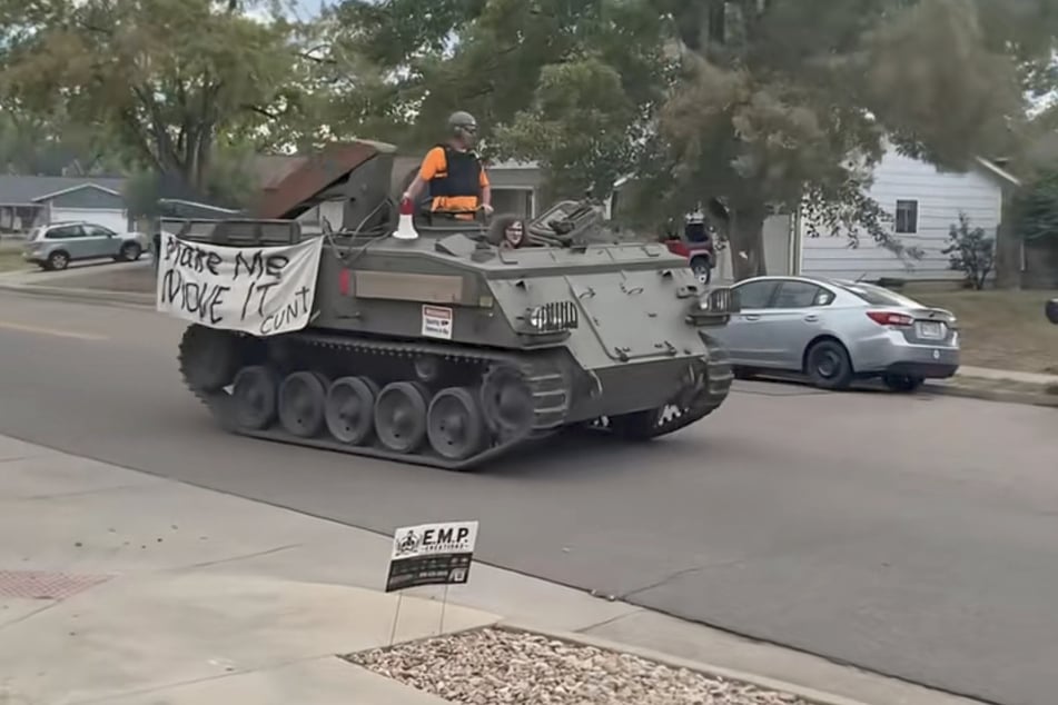 Mit einem Megafon auf dem Dach rollte Mark Dias auf dem gepanzerten Fahrzeug durch die Nachbarschaft in Arvada.