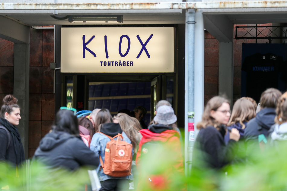 Im Oktober 2019 eröffnete der Kraftklub-Frontmann für ein Wochenende seinen eigenen Plattenladen in Chemnitz, verkaufte darin ausschließlich sein Solo-Album "KIOX". Die Fans standen Schlange!