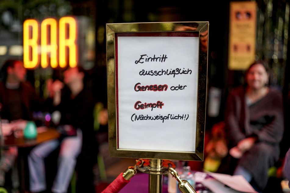 In Sachsen sollen Wirte und Veranstalter bald selbst entscheiden können, ob sie nur geimpfte und genesene oder auch negativ getestete Personen in ihre Lokalitäten einlassen. (Symbolbild)