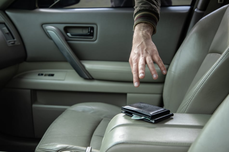 Eine Einladung für jeden Langfinger: Portemonnaies und Handtaschen sowie weitere Wertgegenstände sollten niemals offen im Auto liegen. (Symbolfoto)