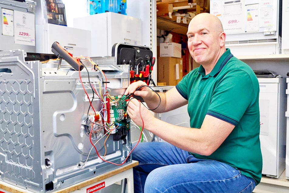 Damit alles rund läuft, werden die Technik-Mitarbeiter bei EP: Radio Hanel auf die zu bedienenden Geräte geschult.