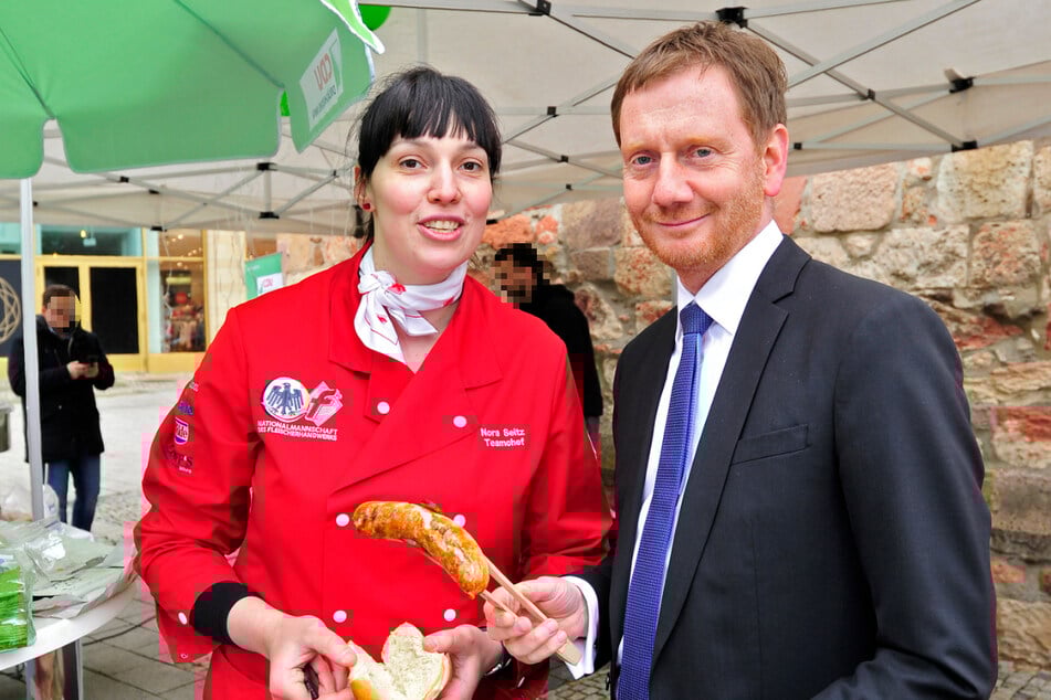 CDU-Wahlkampf 2019: Nora Seitz (40) steht mit Ministerpräsident Michael Kretschmer (49) am Grill.