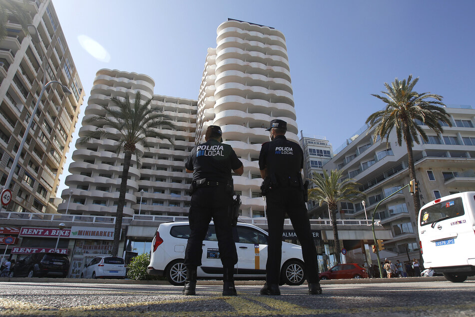 Zwei Polizisten im Einsatz vor dem Hotel auf Palma de Mallorca, in dem mehr als 200 Schüler in Corona-Zwangsquarantäne gesetzt wurden.