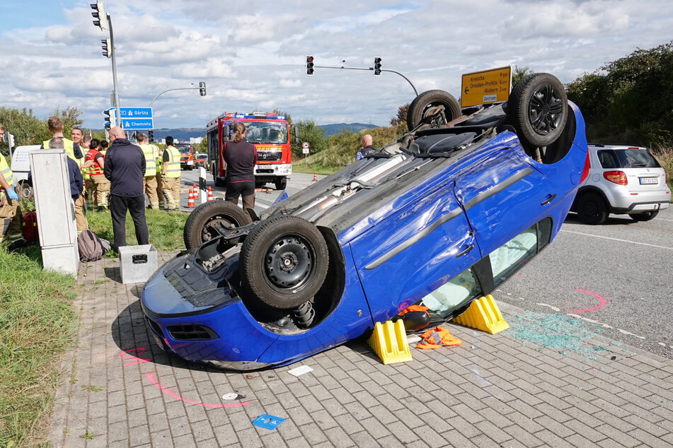 Unfall in Dresden: Skoda landet auf dem Dach, Stau bis auf die Autobahn!
