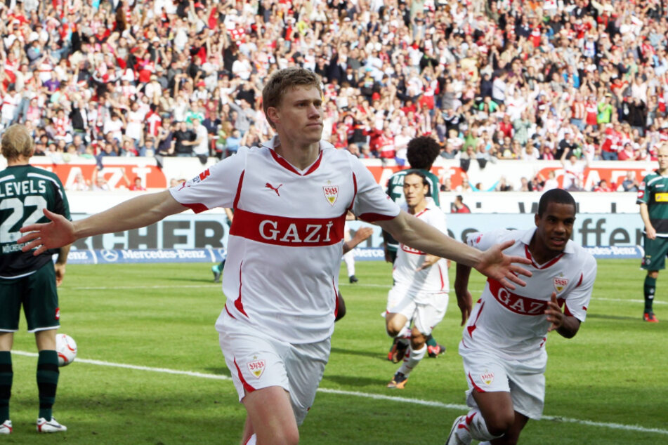 Pavel Pogrebnyak (l.) jubelt gemeinsam mit Daniel Didavi (r.). Im Hintergrund ist Mauro Camoranesi im weiß-roten Dress des VfB Stuttgart zu sehen.