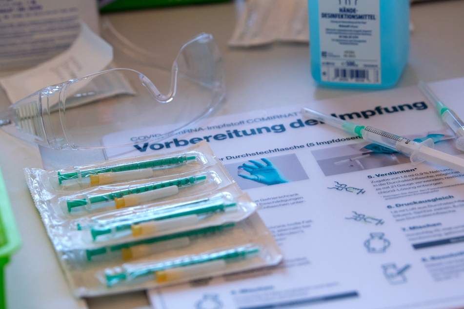 Ein Arbeitsplatz zur Vorbereitung des Impfstoffs von Biontech/Pfizer gegen das Corona-Virus SARS-CoV-2 ist in einem Impfzentrum zu sehen.