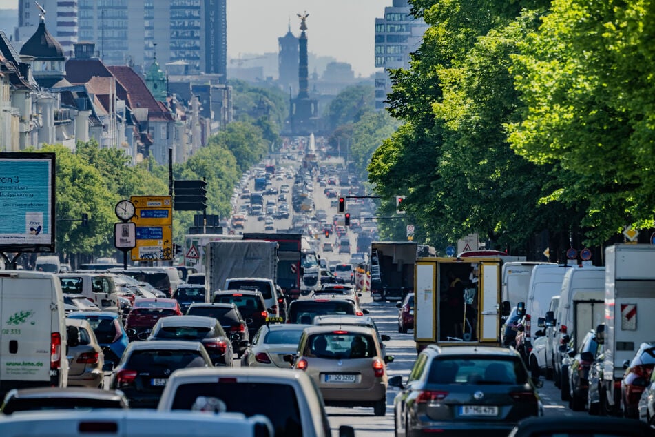 In Berlin wird an Leitungen der Fernwärme gebaut, weshalb es zu Vollsperrungen im Berliner Ortsteil Tiergarten kommt. (Symbolbild)