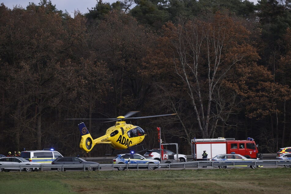 Ein Hubschrauber landet nach dem Unfall in Oberbayern neben der A9.