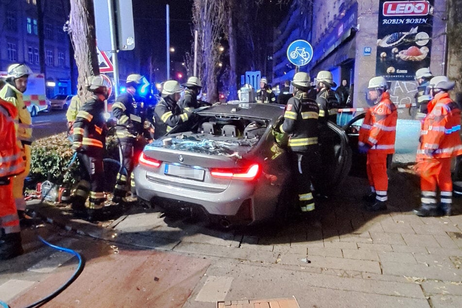 Die Insassen des MBW mussten mit schwerem Gerät aus ihrem Wrack befreit werden.