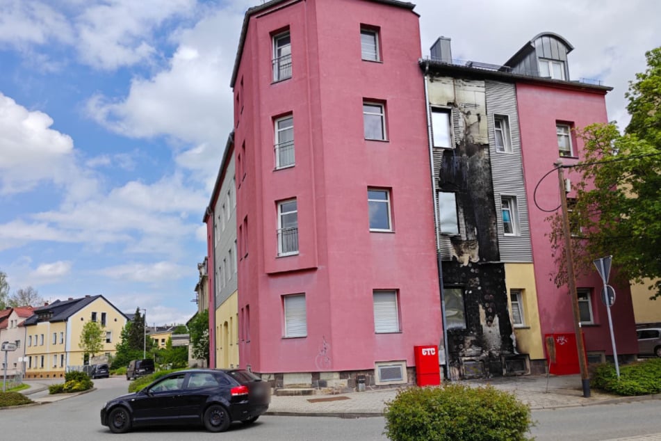 Die Spuren der dramatischen Brand-Nacht in Crimmitschau sind noch immer sichtbar: Die Flammen schlugen an der Fassade mehrere Meter in die Höhe.