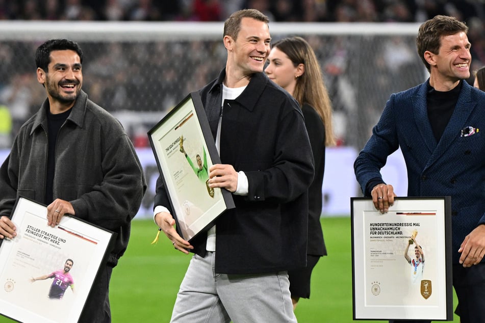 Ilkay Gündogan (33, v.l.), Manuel Neuer (38) und Thomas Müller (35) wurden am Montagabend verabschiedet. Toni Kroos (34) war nicht vor Ort.